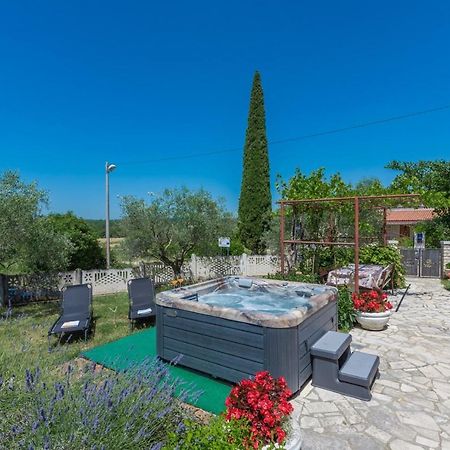 Ferienhaus Zora with Whirlpool Sveti Lovreč Pazenatički Exterior foto
