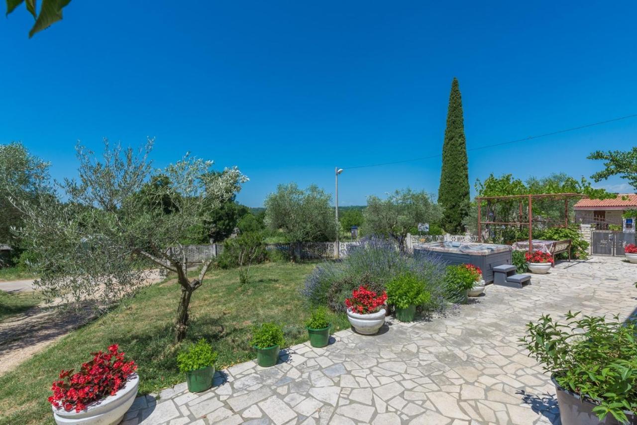Ferienhaus Zora with Whirlpool Sveti Lovreč Pazenatički Exterior foto